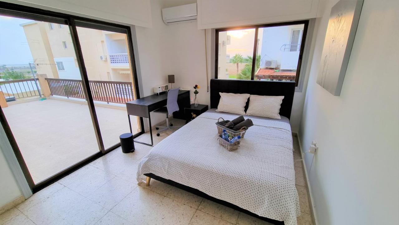 Cozy Beach Apt / 100 Mbit+ Netflix / Near Airport Larnaca Exterior photo
