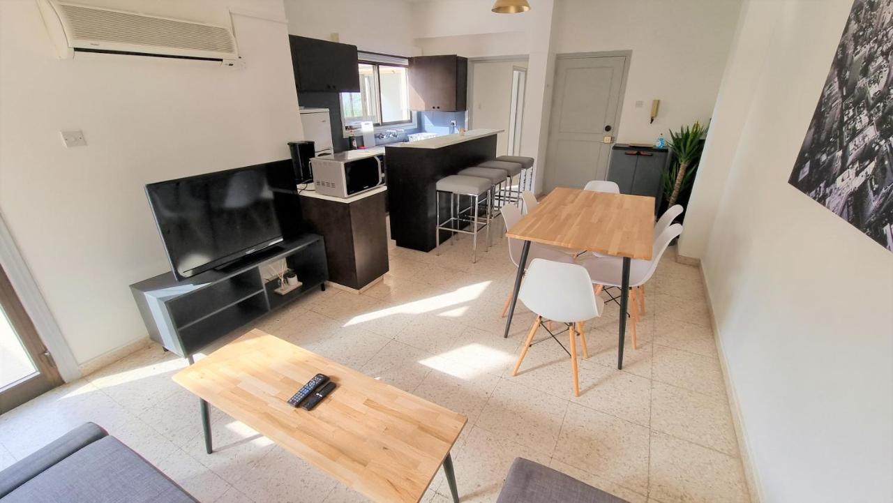 Cozy Beach Apt / 100 Mbit+ Netflix / Near Airport Larnaca Exterior photo